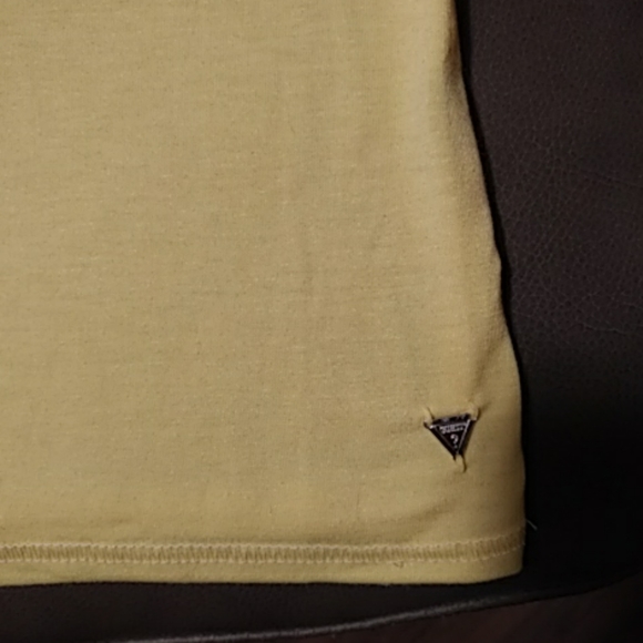 Guess off the shoulder T-shirt. M. NWOT - Picture 2 of 4